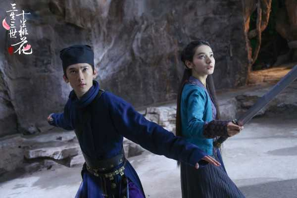 劉芮麟在《三生三世十里桃花》飾演子闌（左），並與同劇女演員戴斯交往（右）。（圖／翻攝自微博）