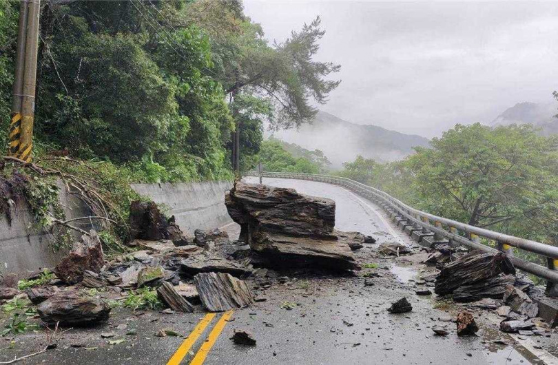 豪雨致災,台20線南橫公路多處坍方,公路局預計今傍晚搶通。(公路局南區養護工程分局提供/蔡旻妤台東傳真)