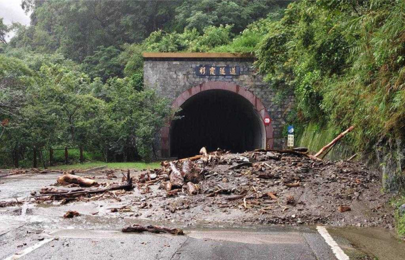 豪雨致災,台20線南橫公路多處坍方,公路局預計今傍晚搶通。(公路局南區養護工程分局提供/蔡旻妤台東傳真)