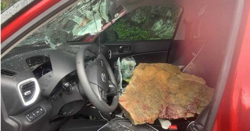 稍早才有車子遭落石砸中。（圖／民眾提供／中國時報記者吳佩蓉宜蘭傳真）