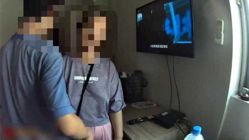 員警成功送返家陪同其進食。（蘆洲警分局提供）