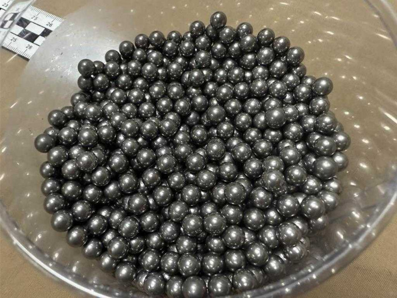 阮男練射彈弓使用的鋼珠。（圖／寶智華攝）