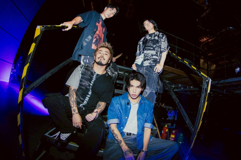 除了Hiro以外的MY FIRST STORY成員，趁著空檔跑到演唱會場地對面的成人展玩耍。（圖／和協整合行銷提供）