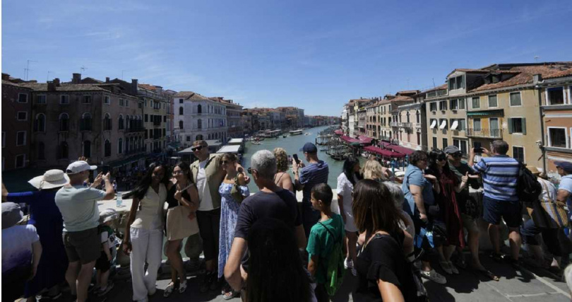 義大利威尼斯的里亞托橋擠滿了遊客。（圖／達志／美聯社）