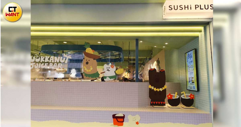 「爭鮮PLUS-善導寺店」打造期間限定的DINOTAENG療癒窗貼。（圖／魏妤靜攝）