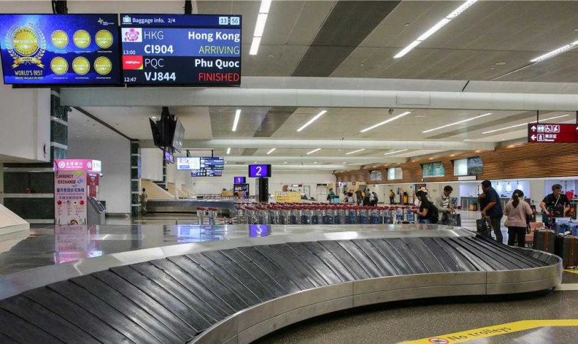桃園國際機場持續提升旅客服務品質，全新升級的航班資訊顯示系統（FIDS）設計，日前同時勇奪「倫敦設計獎」與「紐約產品設計獎」兩項金獎肯定，展現台灣機場在國際舞台上的創新與競爭力。（圖／中國時報記者陳麒全攝）