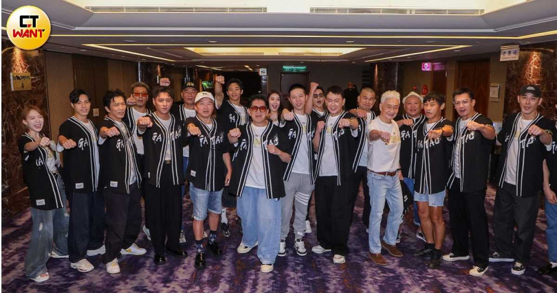 《角頭－鬥陣欸》演員群慶祝票房破億。（圖／蘇聖倫攝）