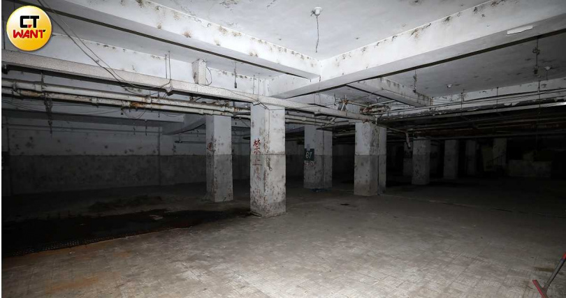 興隆整宅雖然年久老舊，但地下室的柱子仍相當堅固，歷經去年4月3日大地震後，建築依舊完好無損。（圖／方萬民攝）