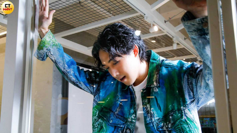 被憲哥稱讚是「行走的CD」，陳守恩備感壓力。（圖／趙文彬攝）