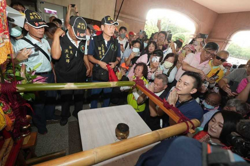 暱稱為「粉紅超跑」的苗栗白沙屯拱天宮媽祖11日也來到竹北市賜福。(圖／翻攝自竹北市公所媒體群組）