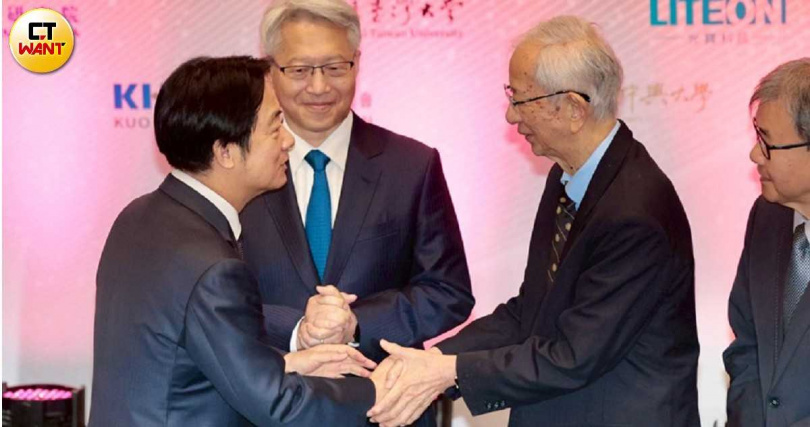 中研院長廖俊智（左2）認為，國內博士生學成後常常到海外進行進一步博士後研究，長期下來對學術界想必有不小貢獻。左1為總統賴清德、左3為前中研院長李遠哲、右為教育部長鄭英耀。（圖／黃耀徵攝）