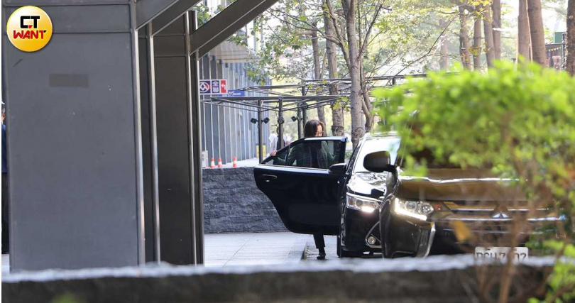 海委會回應「晶綺盛宴」正是為了替即將離開海委會歸建的副主委黃向文（圖）餞別。（圖／CTWANT攝影組）