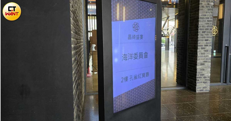 位在高雄亞灣的「晶綺盛宴」以別緻設計聞名，一桌要價至少約新台幣1.4萬。（圖／CTWANT攝影組）