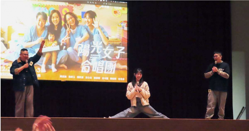何曼希在台中女子監獄的映後活動表演劈腿。（圖／壹壹喜喜）