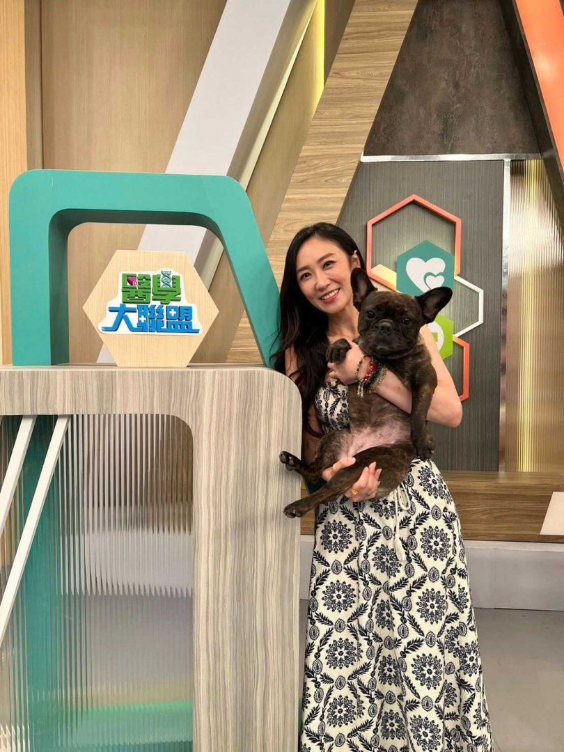 因骨盆腔問題,蔡允潔現在不易久站,工作時大受影響。(圖/翻攝自蔡允潔臉書)