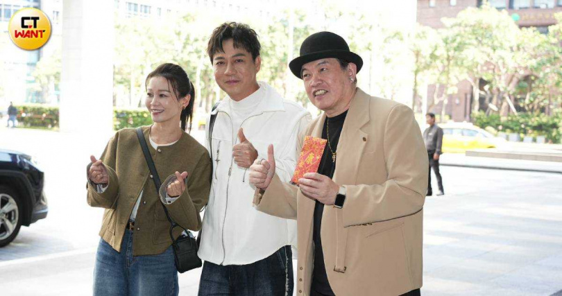 《綜藝一級棒》主持人康康(右)則包上16800元大紅包,誠意十足。(圖/蘇聖倫攝)