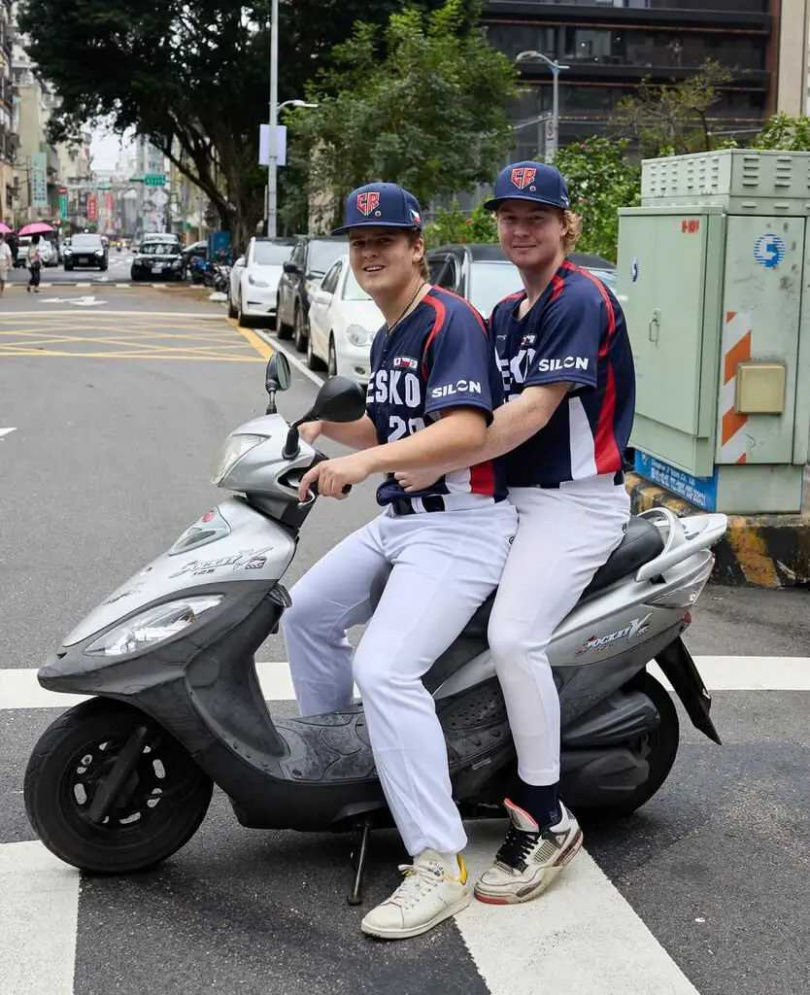捷克隊2024年來台體驗騎機車。（圖／翻攝IG／baseballczech）
