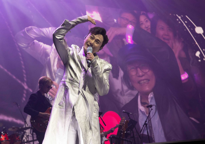 張媽媽驚喜到場,與張信哲甜蜜比心。(圖/潮水音樂提供)