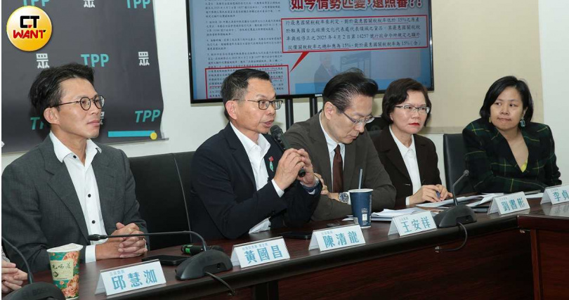 民眾黨團總召陳清龍（左2）率領黨團8席立委在立法院衝鋒陷陣，他在台中豐原地區實力不弱，也被看好是立法院副院長江啟臣一旦選上台中市長、原立委席次出缺時的競逐不二人選。（圖／周志龍攝）