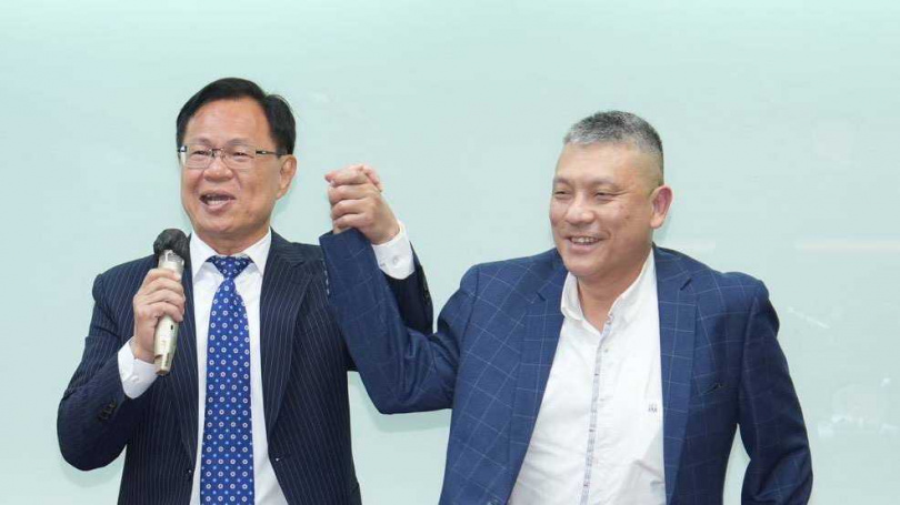 國民黨與民眾黨初選合作在嘉義市開花結果,代表民眾黨的張啓楷(左起)以些微落差在整合民調中勝出,國民黨推派的心臟內科醫師翁壽良承諾全力相挺。(圖/翻攝自民眾黨媒體群組)