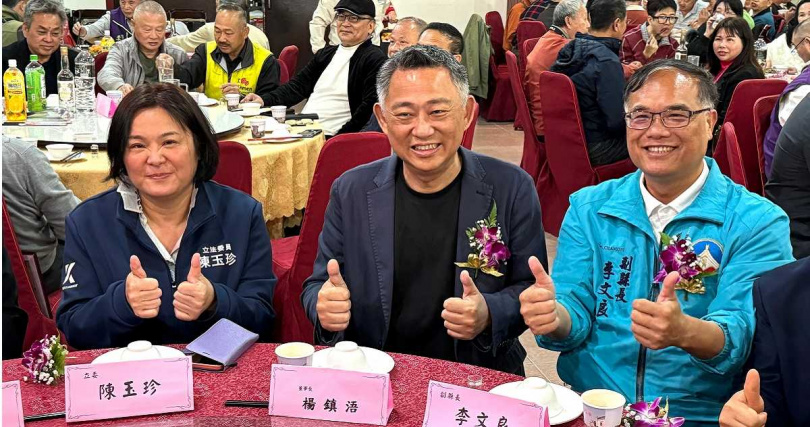 國民黨立委陳玉珍(左)競選年底金門縣長外界預估十拿九穩,但她遺留下的金門立委席次,現任副縣長李文良(右)、前縣長楊鎮浯(中)誰能攻克,仍在未定之天。(圖/報系資料照)