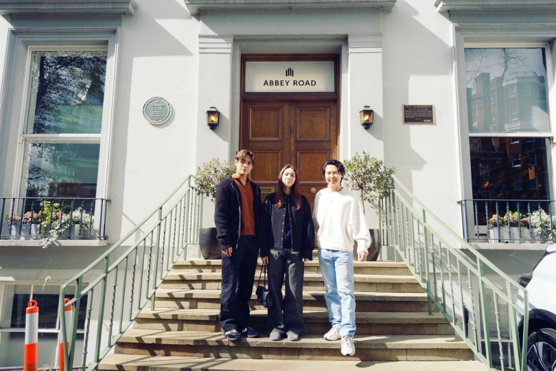 告五人再度回到倫敦的錄音室。（圖／相信音樂提供）