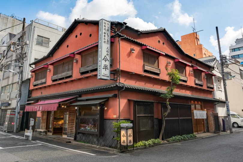 許多台灣遊客到東京遊玩會把「人形町今半」列入必吃清單,目前已傳承至第六代,創立「喜扇亭」起也發展到第三代接班。圖為人形町今半本店。(圖/大倉久和提供)