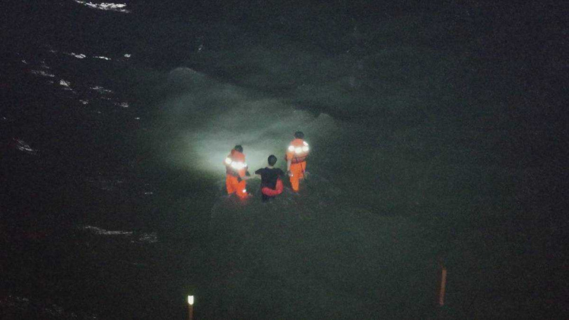 海巡署中部分署第三岸巡隊鹿港機動巡邏站28日晚間9時許，環島智慧型岸際監控系統發現有男子疑有輕生傾向，所幸已成功尋獲。（圖／翻攝畫面）