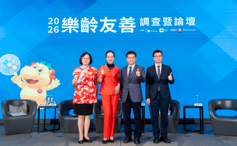台灣人壽倡議樂齡友善「食」在健康，台灣人壽策略長葉栢宏(右起)、臺大醫院復健部主治醫師王亭貴、國際影星湯蘭花、桃園市龍潭區高原社區發展協會總幹事黃玉琴跨界對談。（圖／台灣人壽提供）