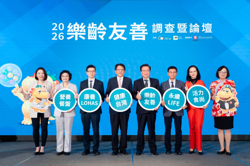 台灣人壽樂齡友善論壇，總統府秘書長潘孟安(左四)、國健署副署長林莉茹(左二) 、台灣人壽董事長許舒博(左五)、策略長葉栢宏(左三)、國際影星湯蘭花(右二)共同倡議樂齡友善「食」在健康。（圖／台灣人壽提供）