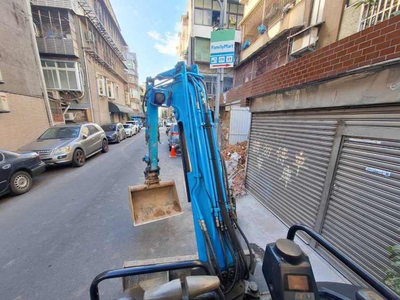 警方調監視畫面查出並非小貨車肇事,而是這輛怪手。(圖/翻攝畫面)