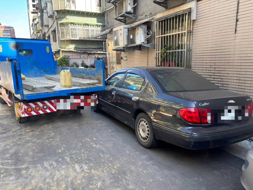怪手司機事後開自己的小貨車過來「擺拍」,意圖詐領保險金。(圖/翻攝畫面)