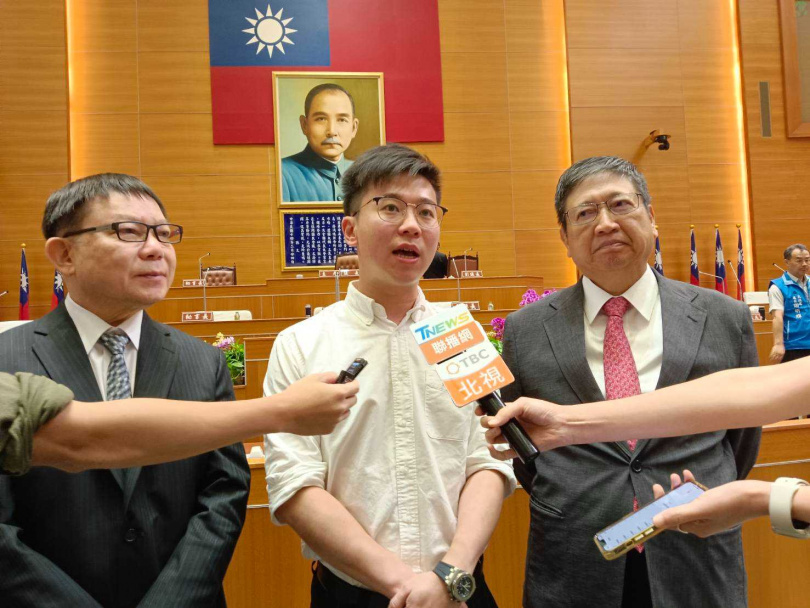 林禹佑(中)說,選舉期間,各種議題都會被提出來討論。(圖/報系資料照)