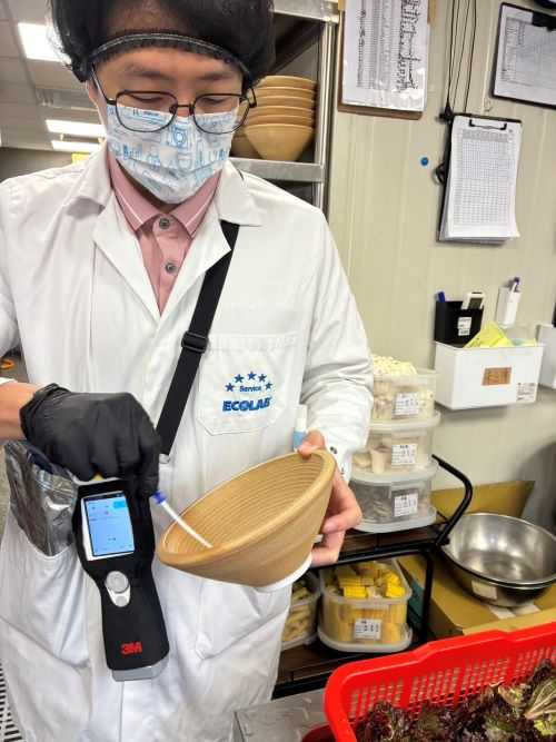 阿爾法餐飲集團導入藝康「科學守護」方案，將標準化清潔消毒流程落實於日常營運。（圖／阿爾法餐飲集團提供）