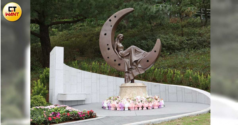 李玟的紀念雕像以〈月光愛人〉為靈感。（圖／林士傑攝）