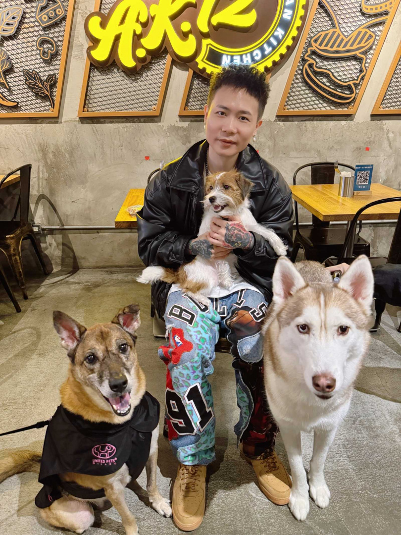 蕭秉治看到自家狗狗後瞬間不緊張。(圖/相信音樂提供)