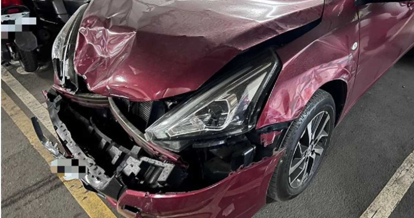 錢婦車頭已被撞爛。（圖／翻攝畫面）