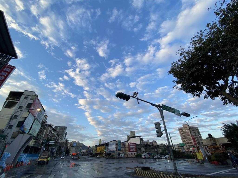 土城中華陸橋拆除後，周邊人行道環境將豁然開朗，呈現嶄新的市容面貌。圖為拆除後照片。（圖／新北市工務局）