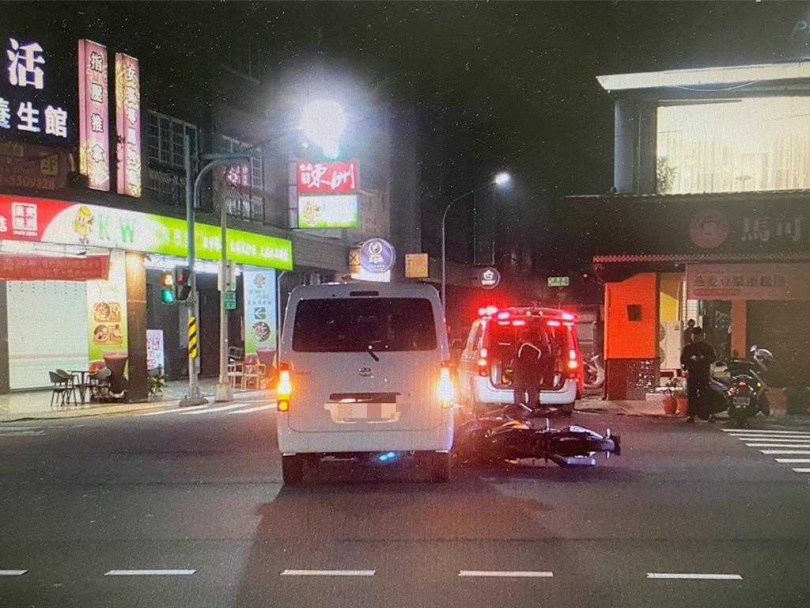 &nbsp; 高雄左營區自由二路於14日晚間10時許發生一件重型機車和小客車的車禍，圖為車禍現場。（翻攝照片／林瑞益高雄傳真）