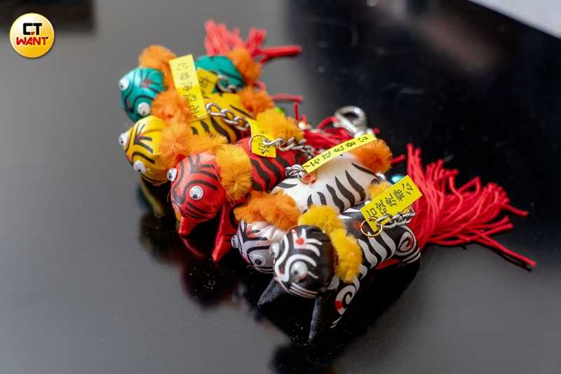 伏虎宮宮主贈與Teddy的虎爺香包，上頭有紅色印記代表特別開光過。（圖／焦正德攝）