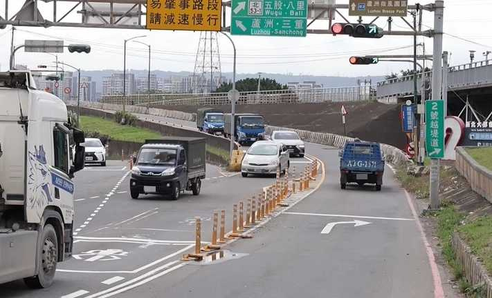 駕駛於二號越堤道之用路人,需等到紅燈亮起且出現向右綠箭頭才可通行。(圖/翻攝畫面)