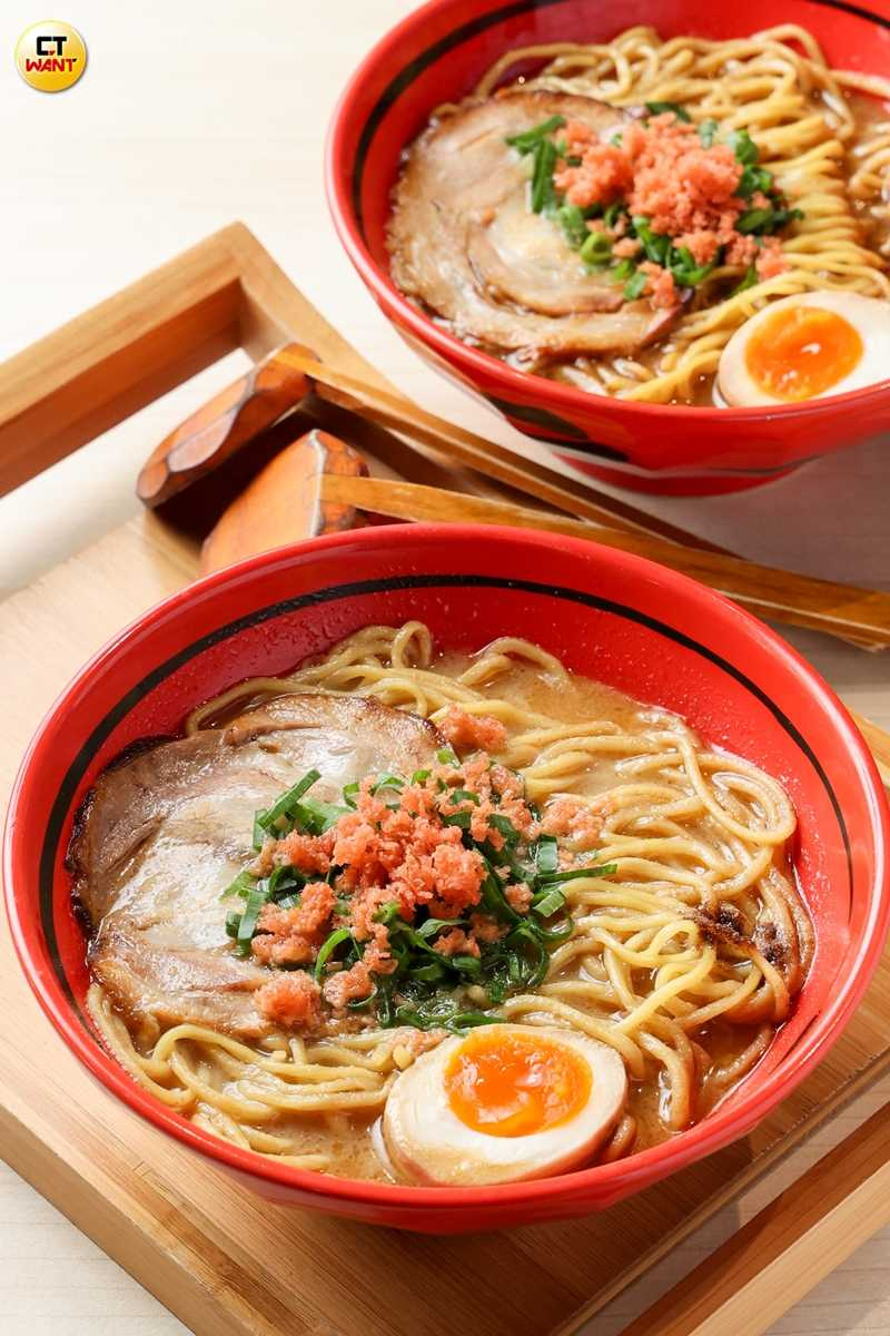 北海道えびそば一幻的「甜蝦鹽味」拉麵（前）、「甜蝦醬油」拉麵。（各270元，圖／林士傑攝）