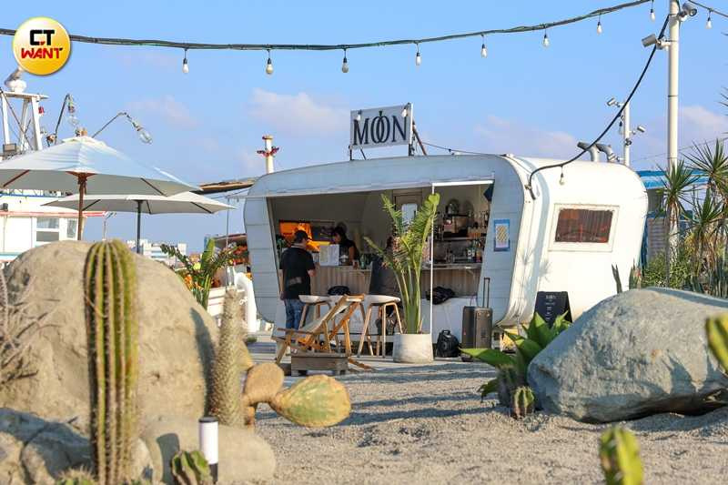 位於仙人掌景觀植栽區與港灣旁的「月鯉灣景觀咖啡廳」，特別具有熱帶海島度假氛圍。（圖／林士傑攝）