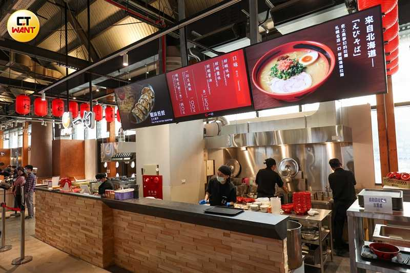 「北海道えびそば一幻」在高雄開設南台灣首間正式店點，進駐海港旁也呼應了品牌以甜蝦熬湯的特色。（圖／林士傑攝）