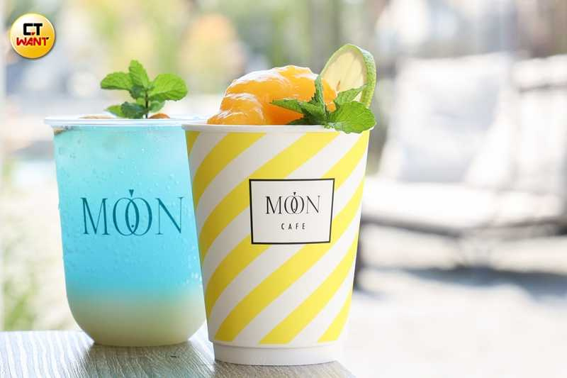 沁涼爽口的「芒果冰沙」（右，120元）、酸甜又充滿視覺感的「藍天白雲」，都是月鯉灣景觀咖啡廳消暑選擇之一。（80元，圖／林士傑攝）