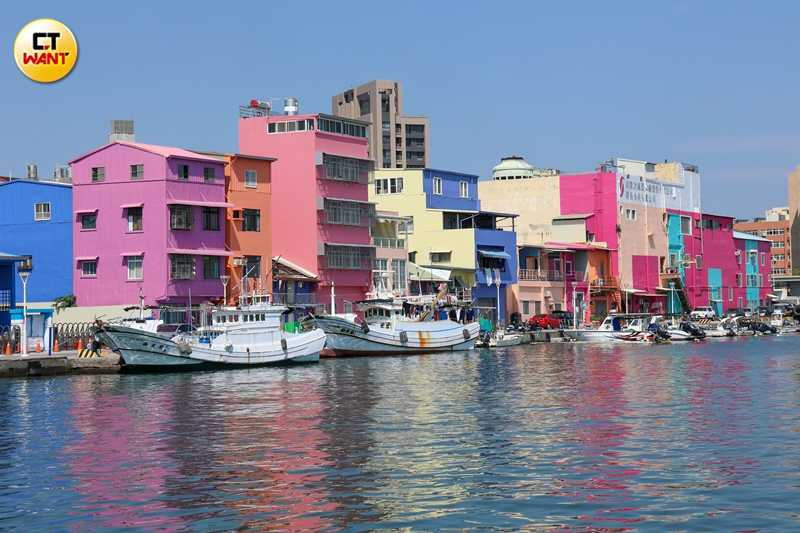 高雄鼓山漁港旁的彩色街屋景象又被稱為「台版威尼斯」，在新濱町海洋廚房走逛時可以順便拍攝異國風街屋與船隻同框的畫面。（圖／林士傑攝）