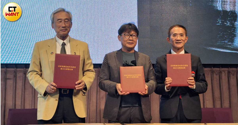 亞昕總裁姚連地（中）與21世紀不動產董事長王福漲（左）與ERA不動產執行長黃鵬䛥（右）簽約聯合銷售「亞昕The Rise」。（圖／林榮芳攝）