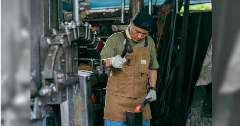 李銘忠打鐵愈做愈熟練。（圖／公視提供）