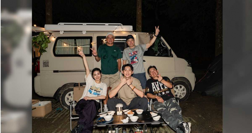 （後排左起）李銘順、李銘忠與嘉賓（前排左起）雷嘉汭、林輝瑝、洪都拉斯在埔里會合。（圖／公視提供）