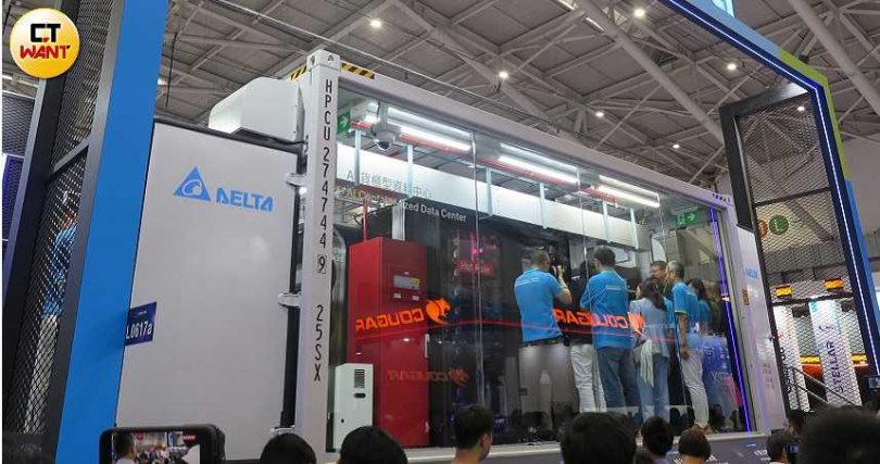 台達電推出貨櫃型AI資料中心。（圖／陳曼儂攝）